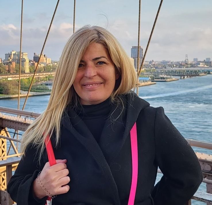 Keren Elkoubi smiling on the Brooklyn Bridge